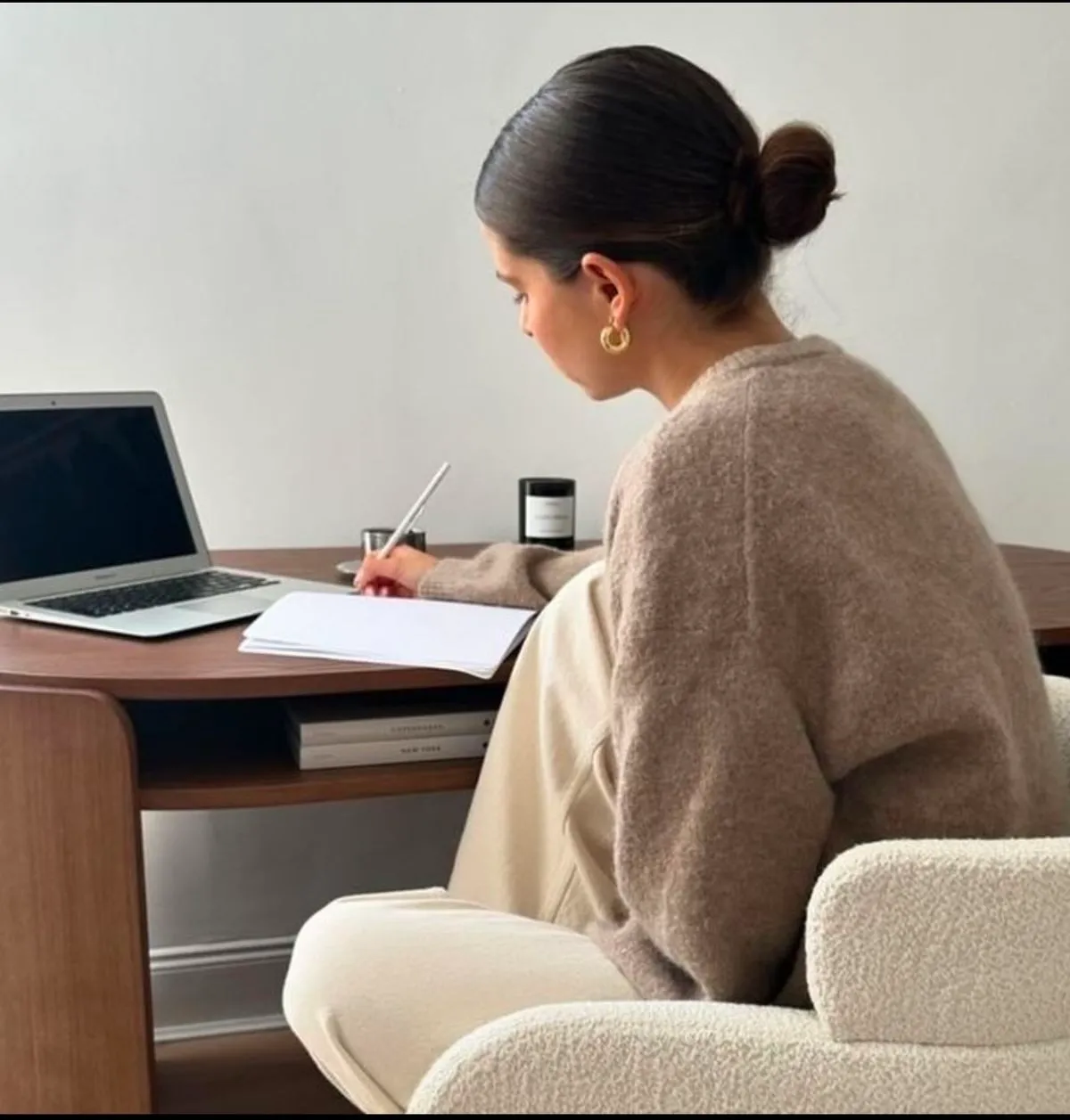 Tłum uczestników podczas wystąpienia na scenie